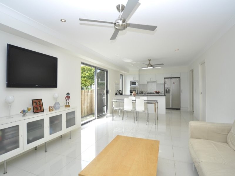 2/16 Broad Street, Labrador QLD 4215