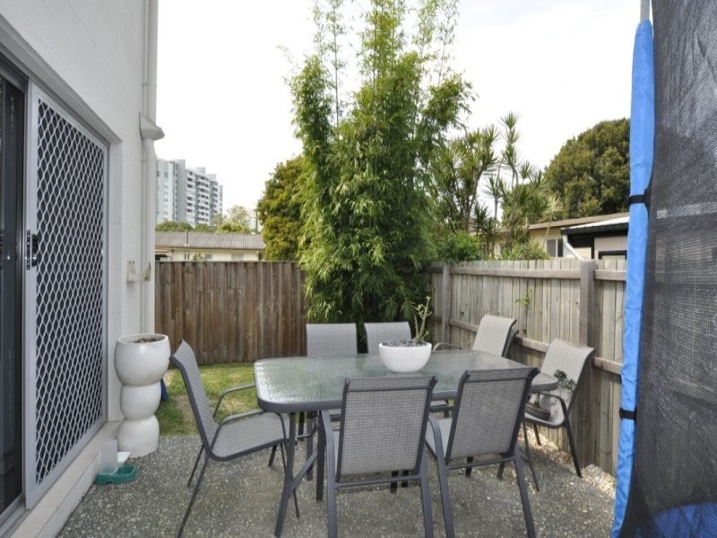 2/16 Broad Street, Labrador QLD 4215
