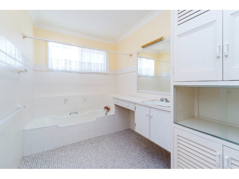 8 Bath Street, Labrador QLD 4215