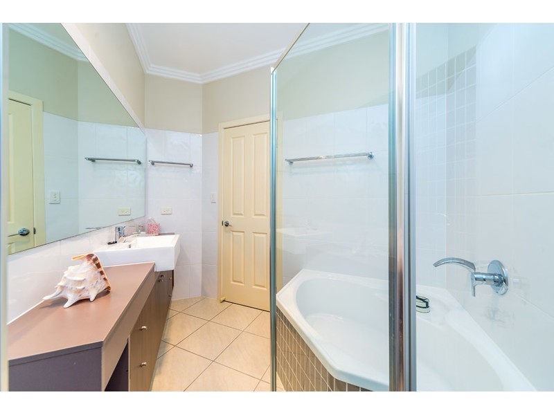 2/20 Billington Street, Labrador QLD 4215