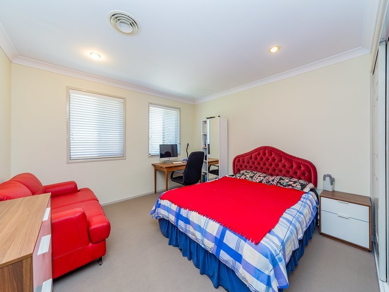 18 Little Hampton Court, Arundel QLD 4214