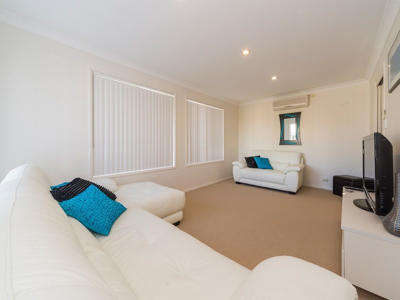 2/18 Broad Street, Labrador QLD 4215