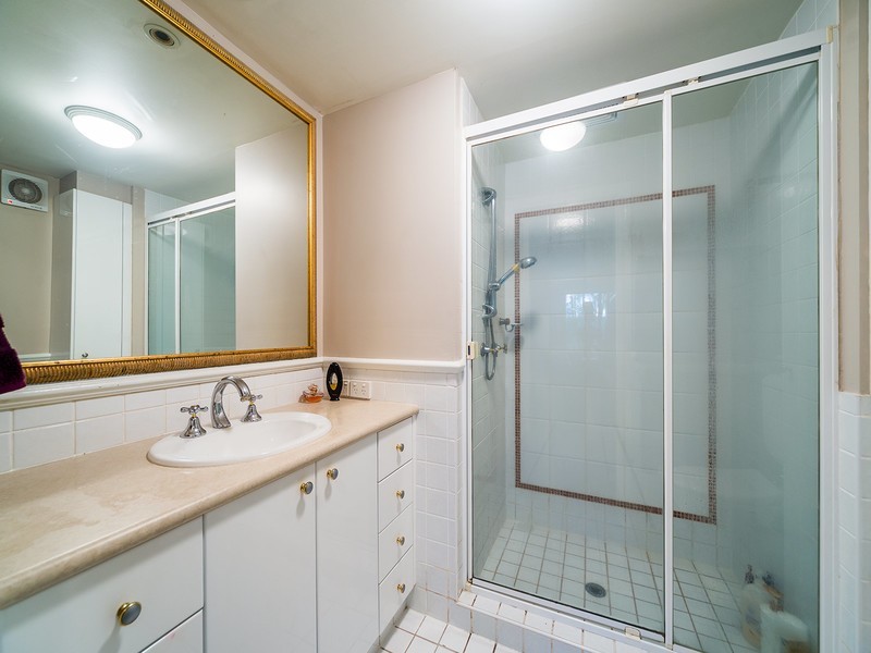 1/100 Cotlew Street East, Southport QLD 4215