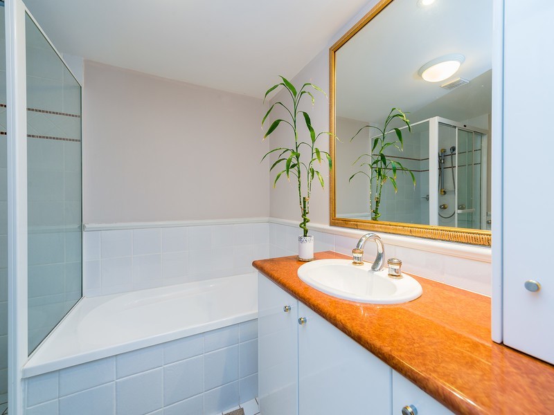 1/100 Cotlew Street East, Southport QLD 4215