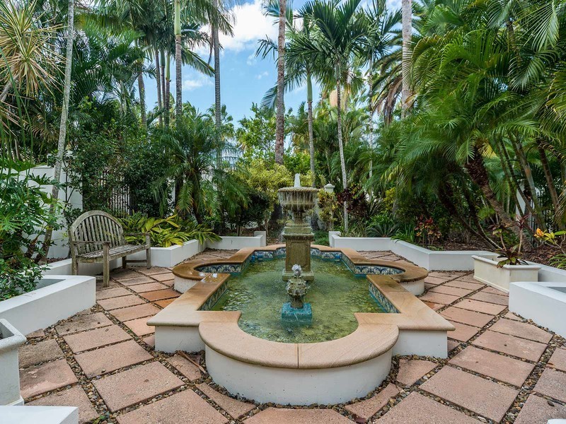 1/100 Cotlew Street East, Southport QLD 4215