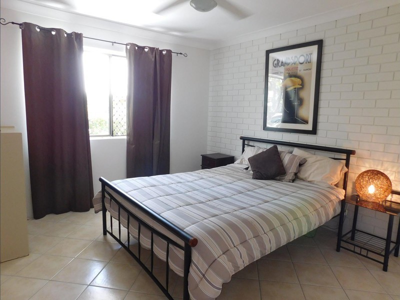 2/18 Sutherland Avenue, Labrador QLD 4215