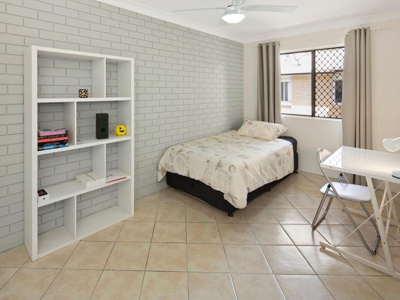 2/18 Sutherland Avenue, Labrador QLD 4215