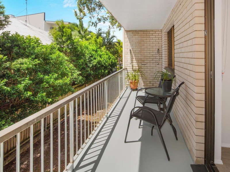 2/18 Sutherland Avenue, Labrador QLD 4215