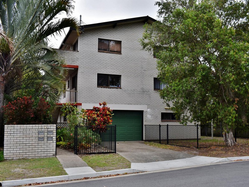 2/18 Sutherland Avenue, Labrador QLD 4215