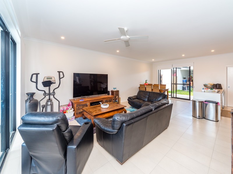 9 Mayfair Lane, Hope Island QLD 4212