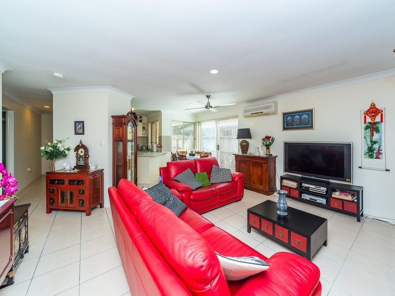 2/4 Gemma Glade, Labrador QLD 4215