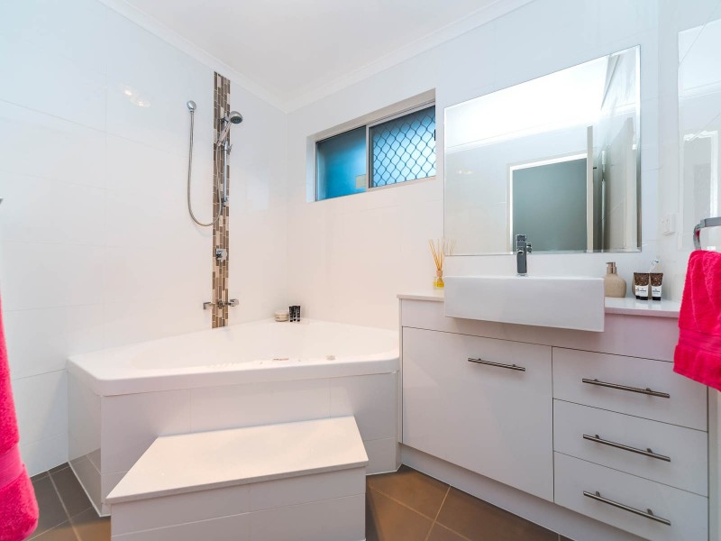 121 Kindra Avenue, Southport QLD 4215