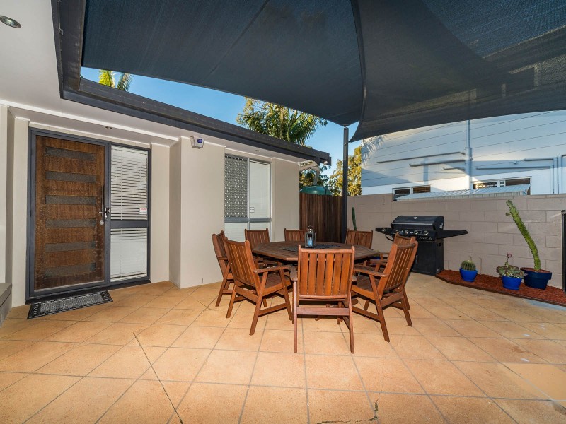 121 Kindra Avenue, Southport QLD 4215