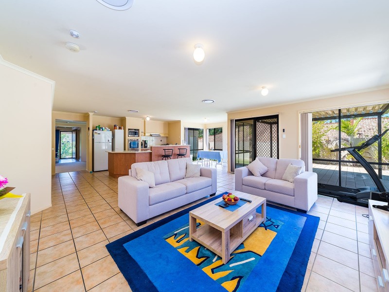 17 Petworth Court, Arundel QLD 4214