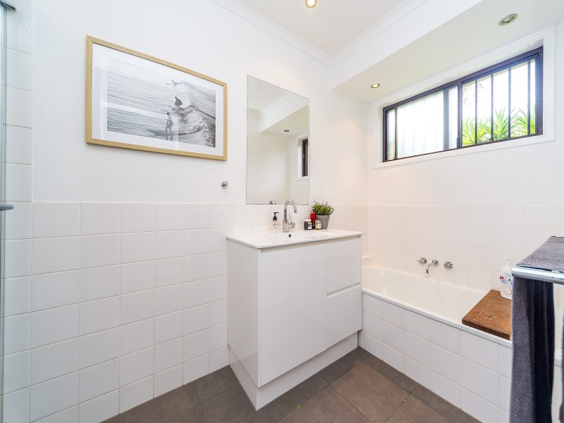 1/196 Whiting Street, Labrador QLD 4215