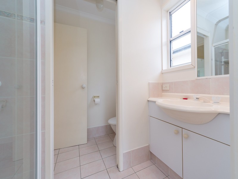 1/36 Robert Street, Labrador QLD 4215