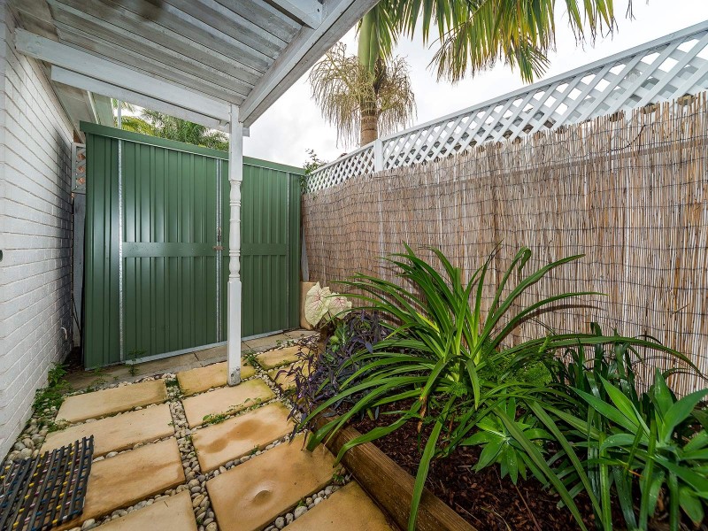 1/148 Whiting Street, Labrador QLD 4215