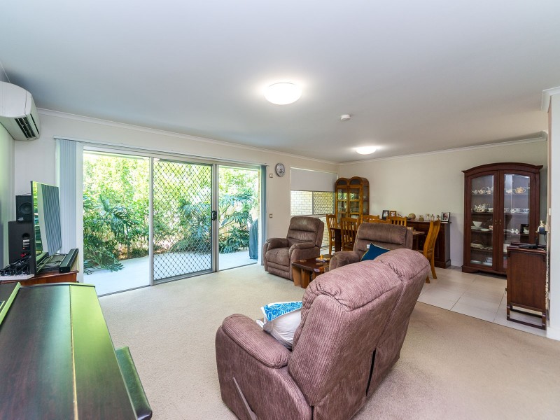 1/12 McWilliam Close, Labrador QLD 4215