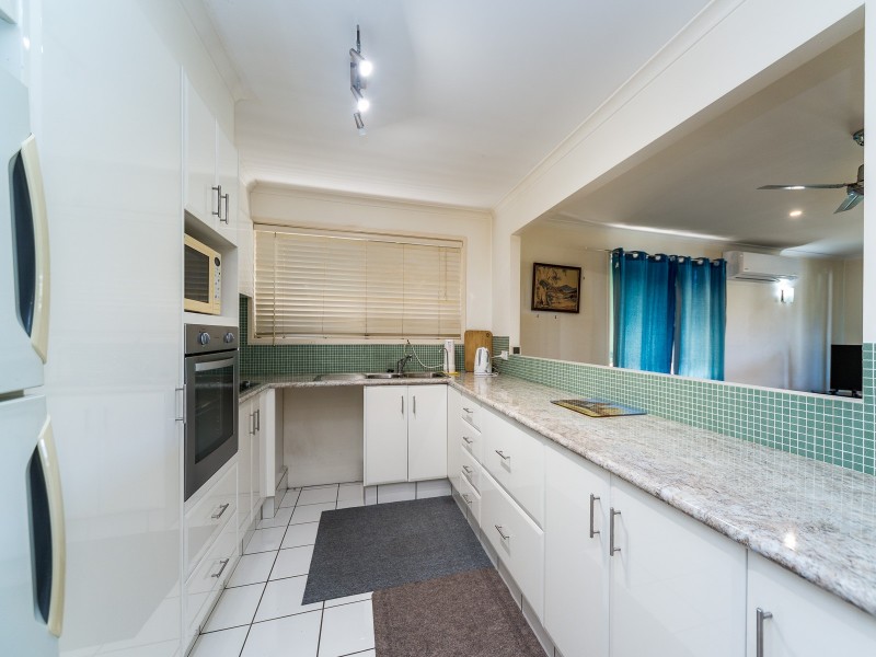 2/4 McWilliam Close, Labrador QLD 4215