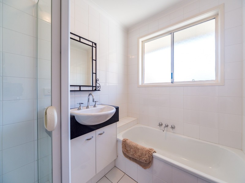 2/4 McWilliam Close, Labrador QLD 4215