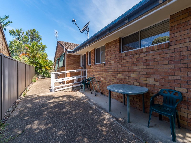 2/4 McWilliam Close, Labrador QLD 4215
