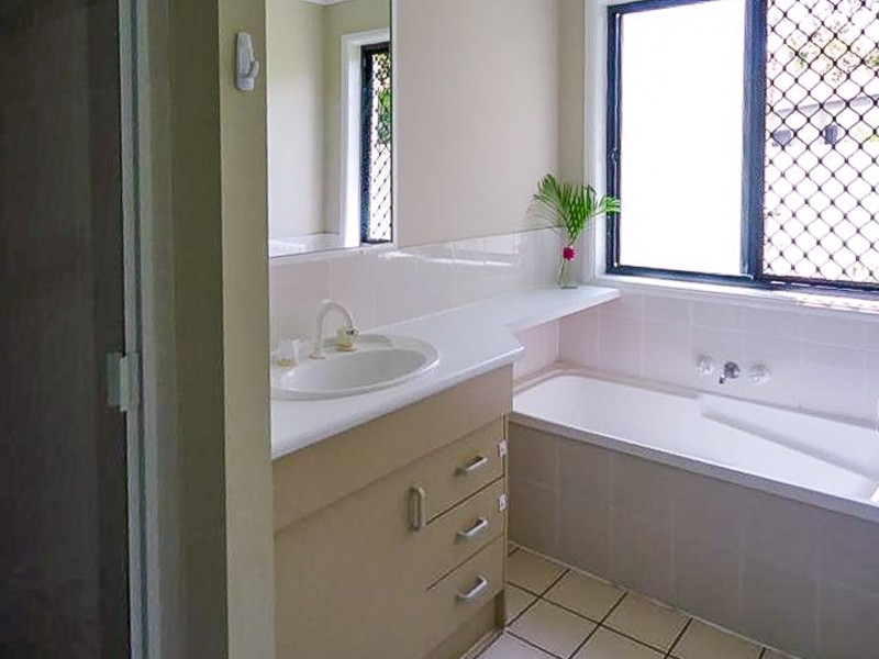 1/15 Gemma Glade, Labrador QLD 4215