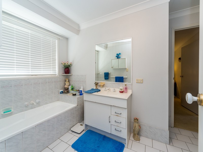 1/18 Kenny Drive, Labrador QLD 4215