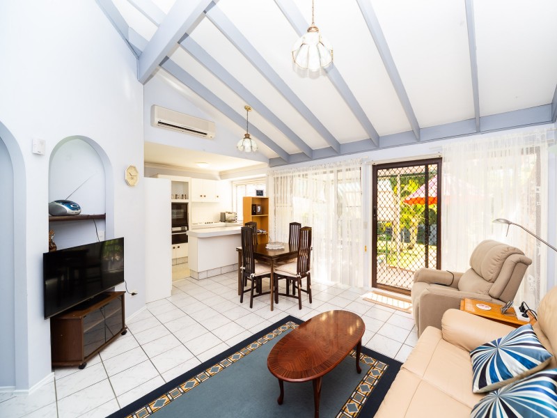 2/7 Ash Court, Arundel QLD 4214