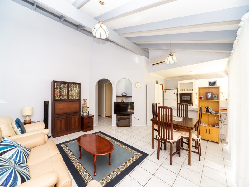 2/7 Ash Court, Arundel QLD 4214