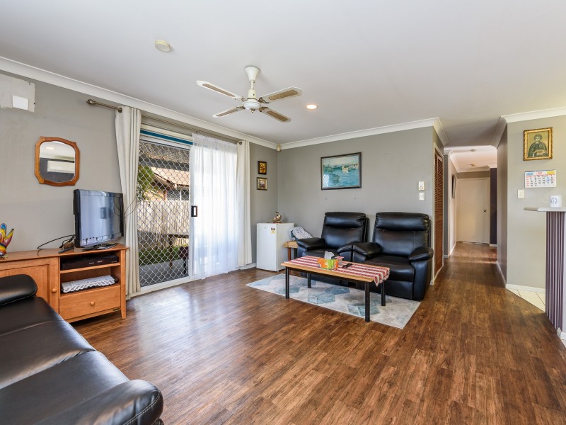 1/18 Annette Court, Labrador QLD 4215