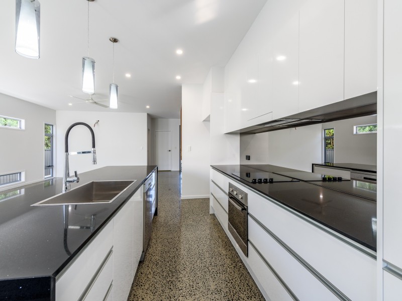 2/3 Kenmar Street, Labrador QLD 4215