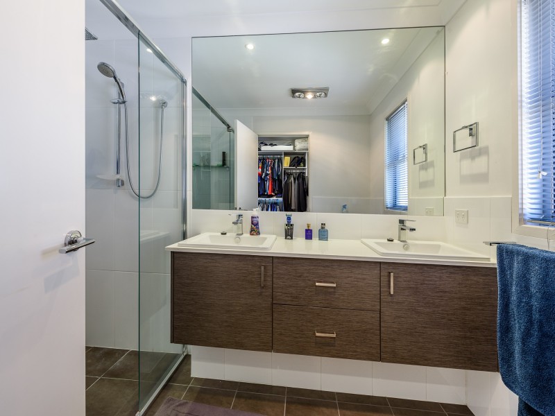 5 Pacific Place, Pacific Pines QLD 4211