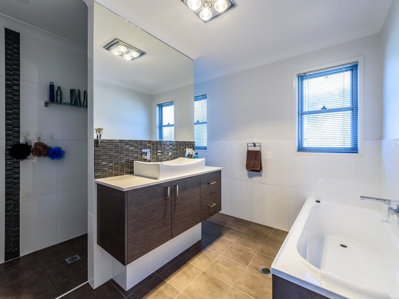 5 Pacific Place, Pacific Pines QLD 4211