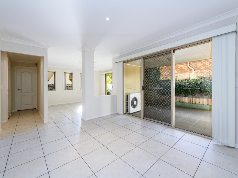 1/27 Harley Street, Labrador QLD 4215