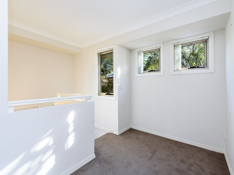 1/27 Harley Street, Labrador QLD 4215