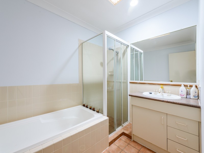 2/7 Gemma Glade, Labrador QLD 4215