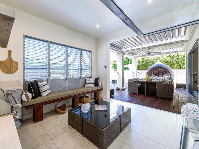 9 Plover Avenue, Paradise Point QLD 4216