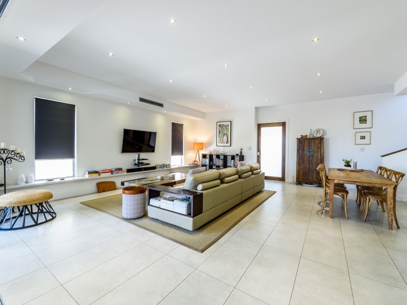 9 Plover Avenue, Paradise Point QLD 4216