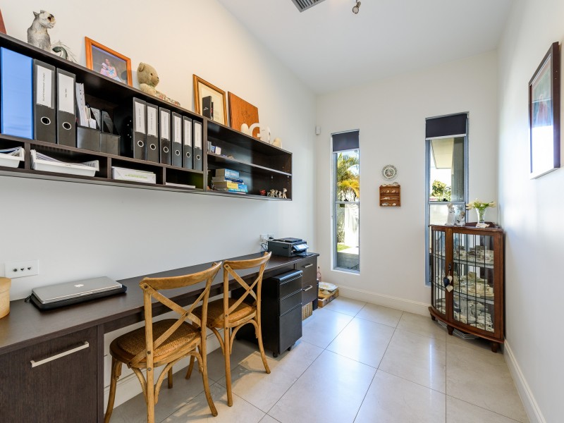 9 Plover Avenue, Paradise Point QLD 4216