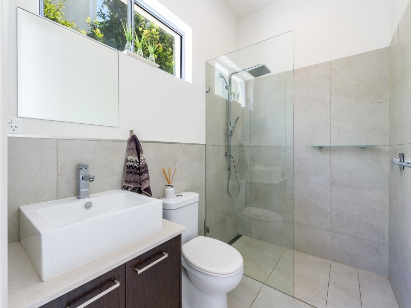 9 Plover Avenue, Paradise Point QLD 4216