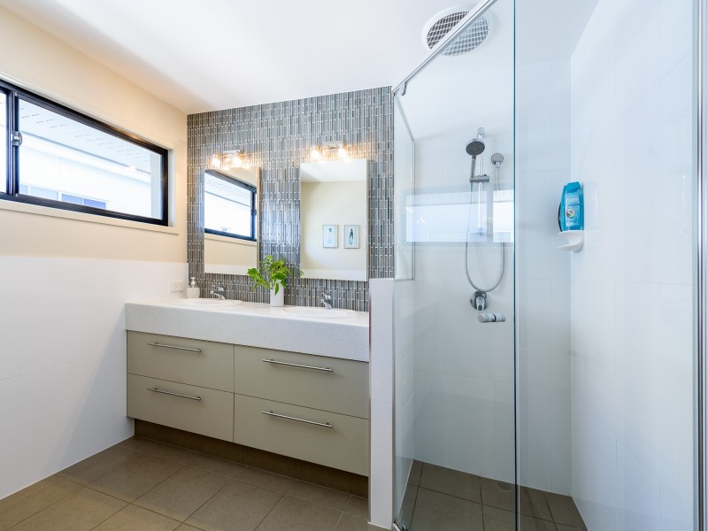 15 Nankeen Avenue, Paradise Point QLD 4216