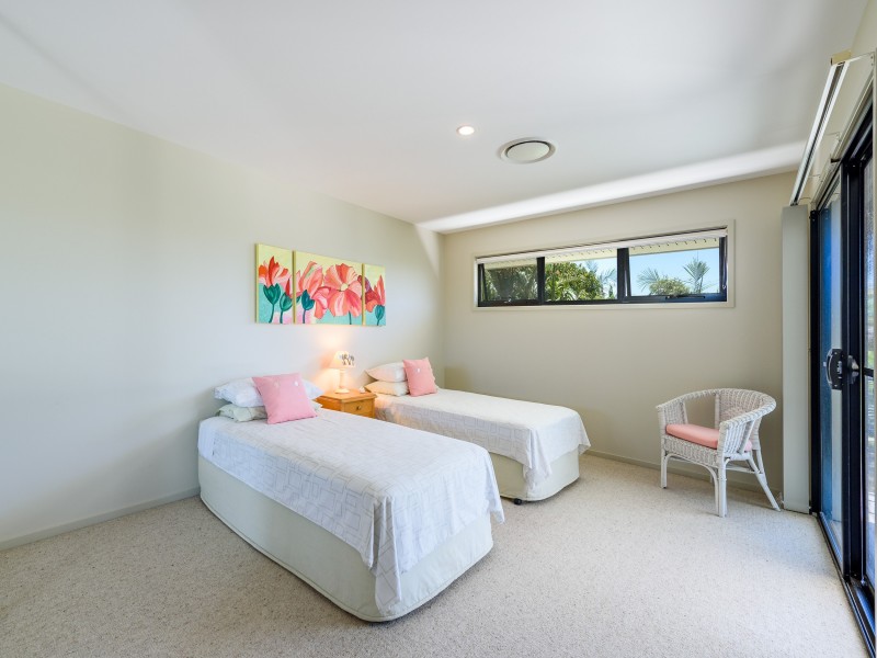 15 Nankeen Avenue, Paradise Point QLD 4216