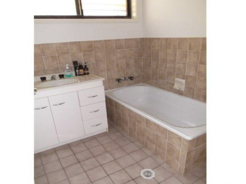 2/142 Oxley Drive, Paradise Point QLD 4216