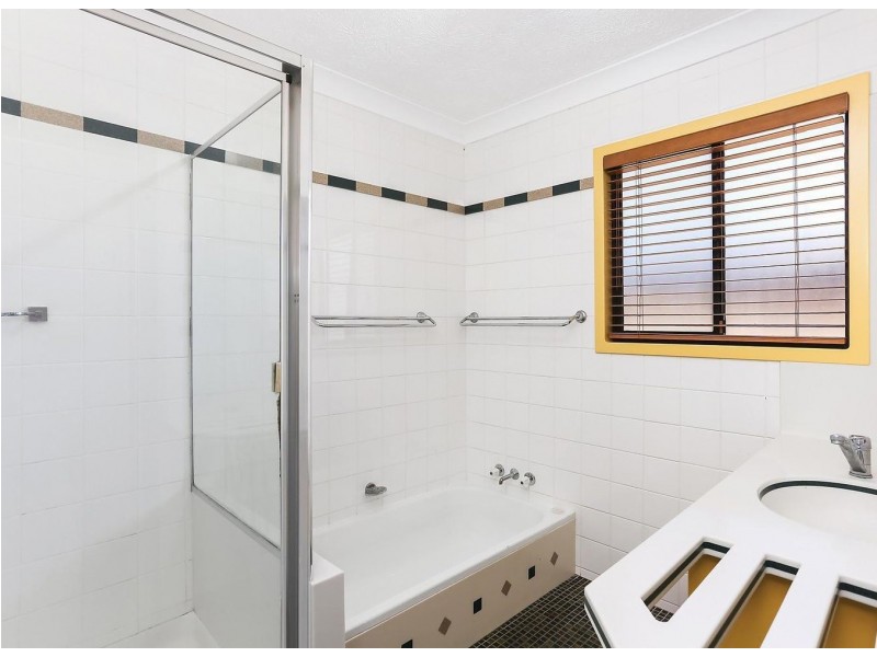 68 Kumbari Close, Southport QLD 4215