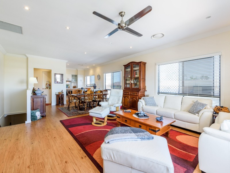 2/21 Abalone Avenue, Paradise Point QLD 4216