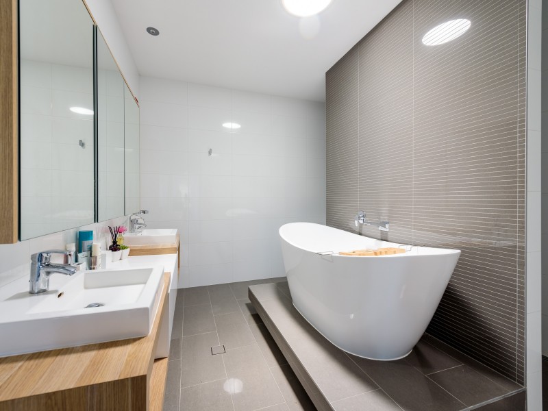 2/24 Drake Avenue, Paradise Point QLD 4216