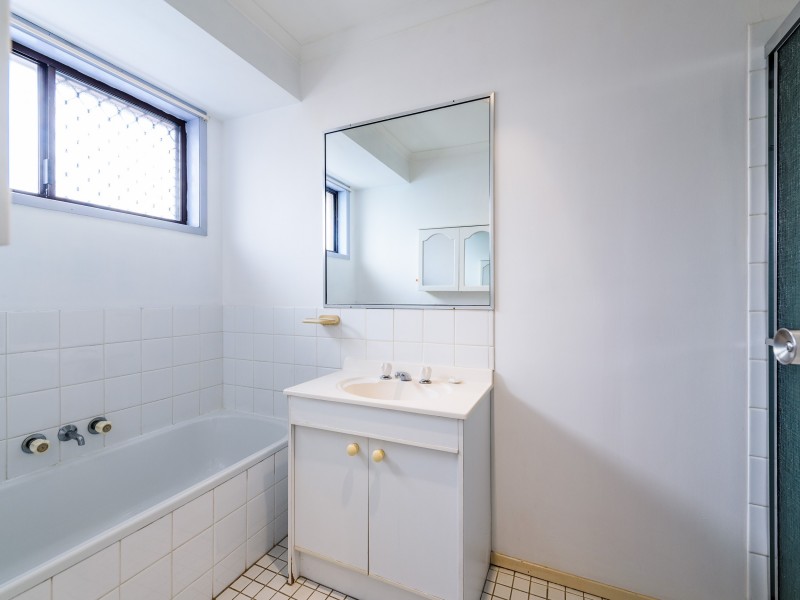 2/3 Telopea Street, Labrador QLD 4215