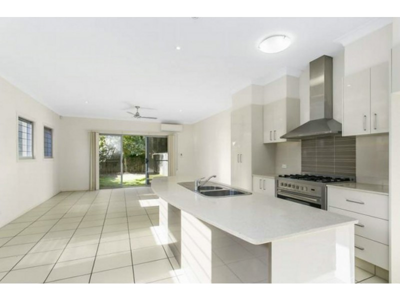 2/17 Nevenia Street, Labrador QLD 4215