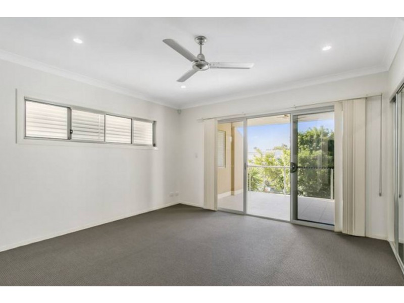 2/17 Nevenia Street, Labrador QLD 4215