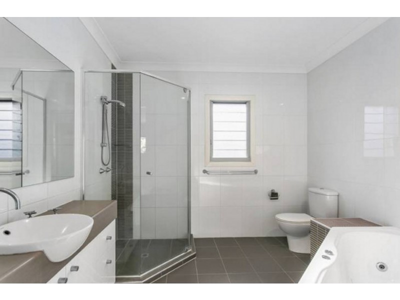 2/17 Nevenia Street, Labrador QLD 4215